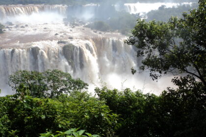 Vista panorâmica das Cataratas do Iguaçu com grande queda de água e vegetação exuberante