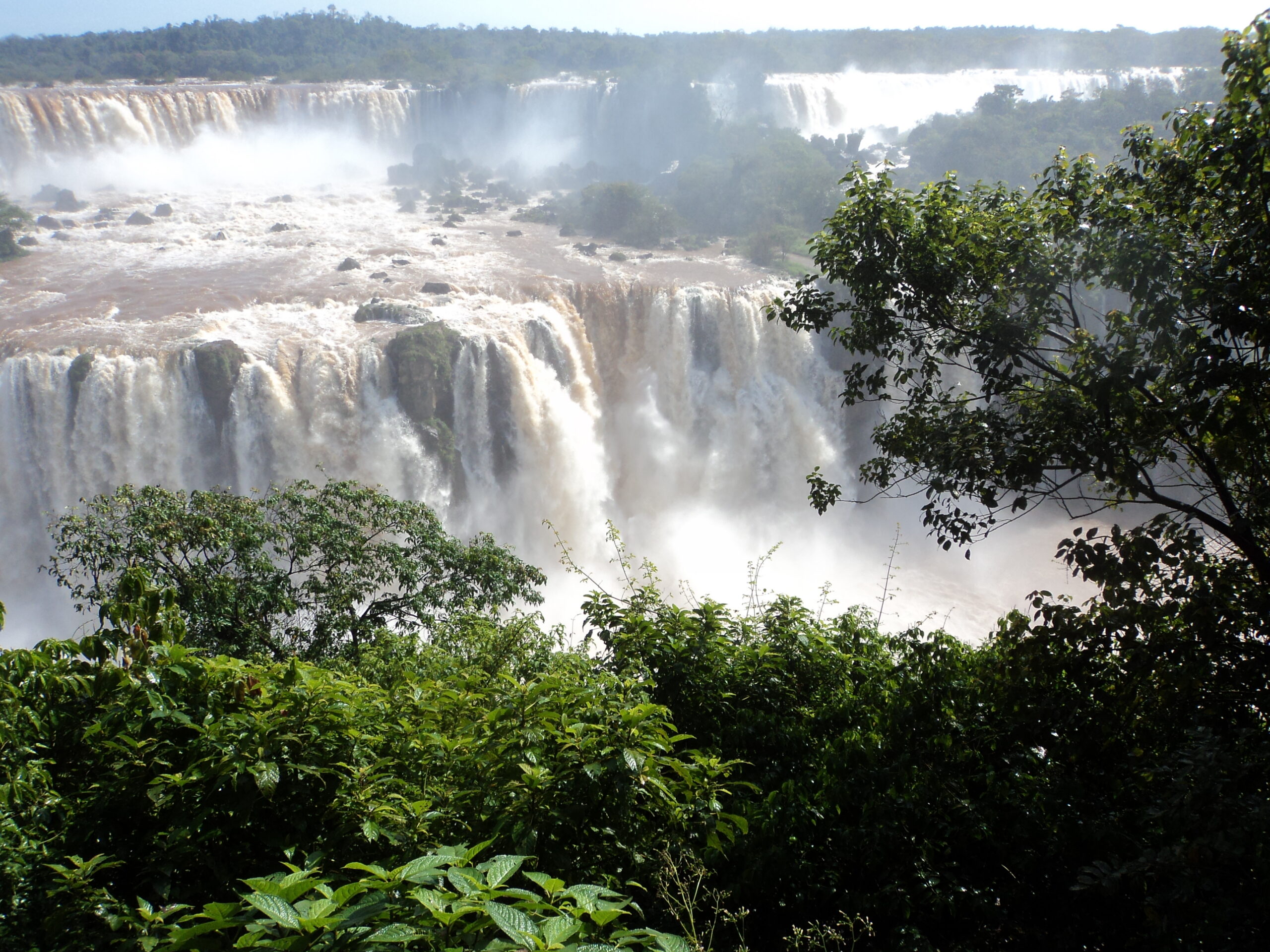 Vista panorâmica das Cataratas do Iguaçu com grande queda de água e vegetação exuberante